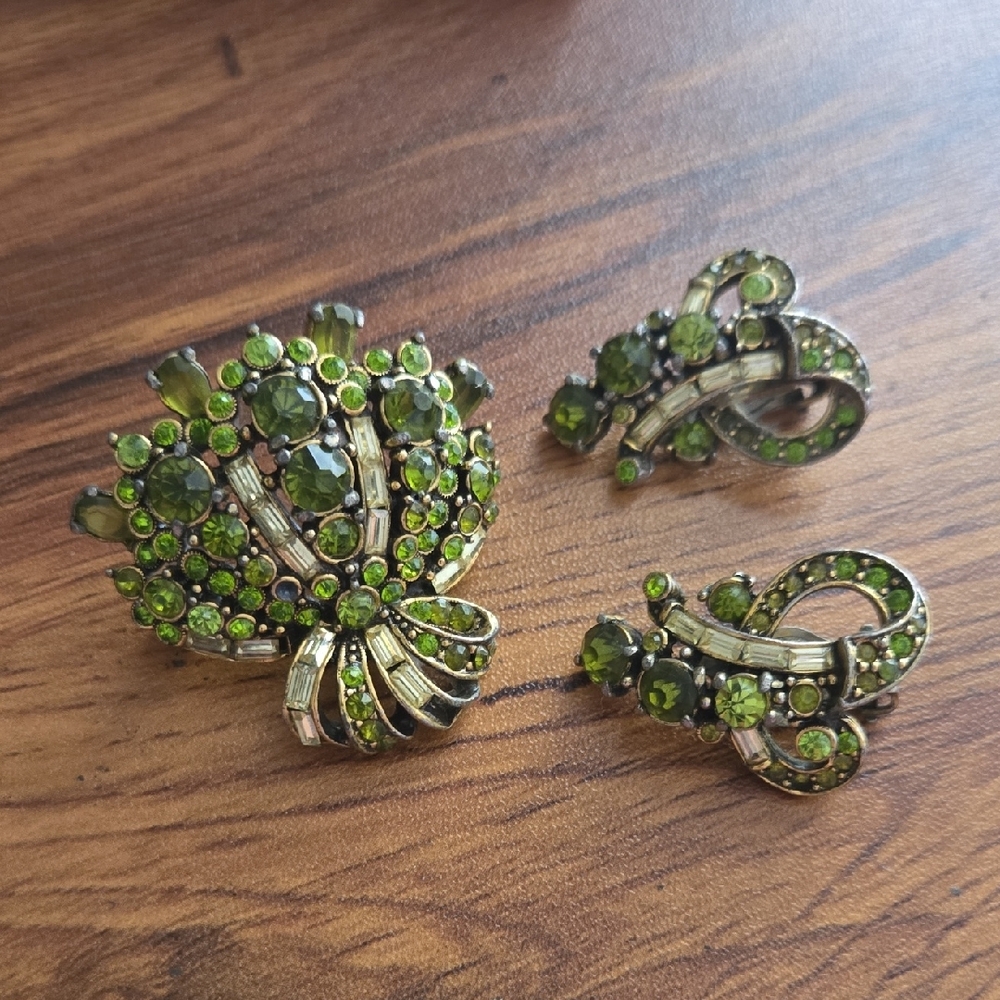 Vintage 1955 Hollycraft Green Crystal Brooch & Clip-on Earring Set